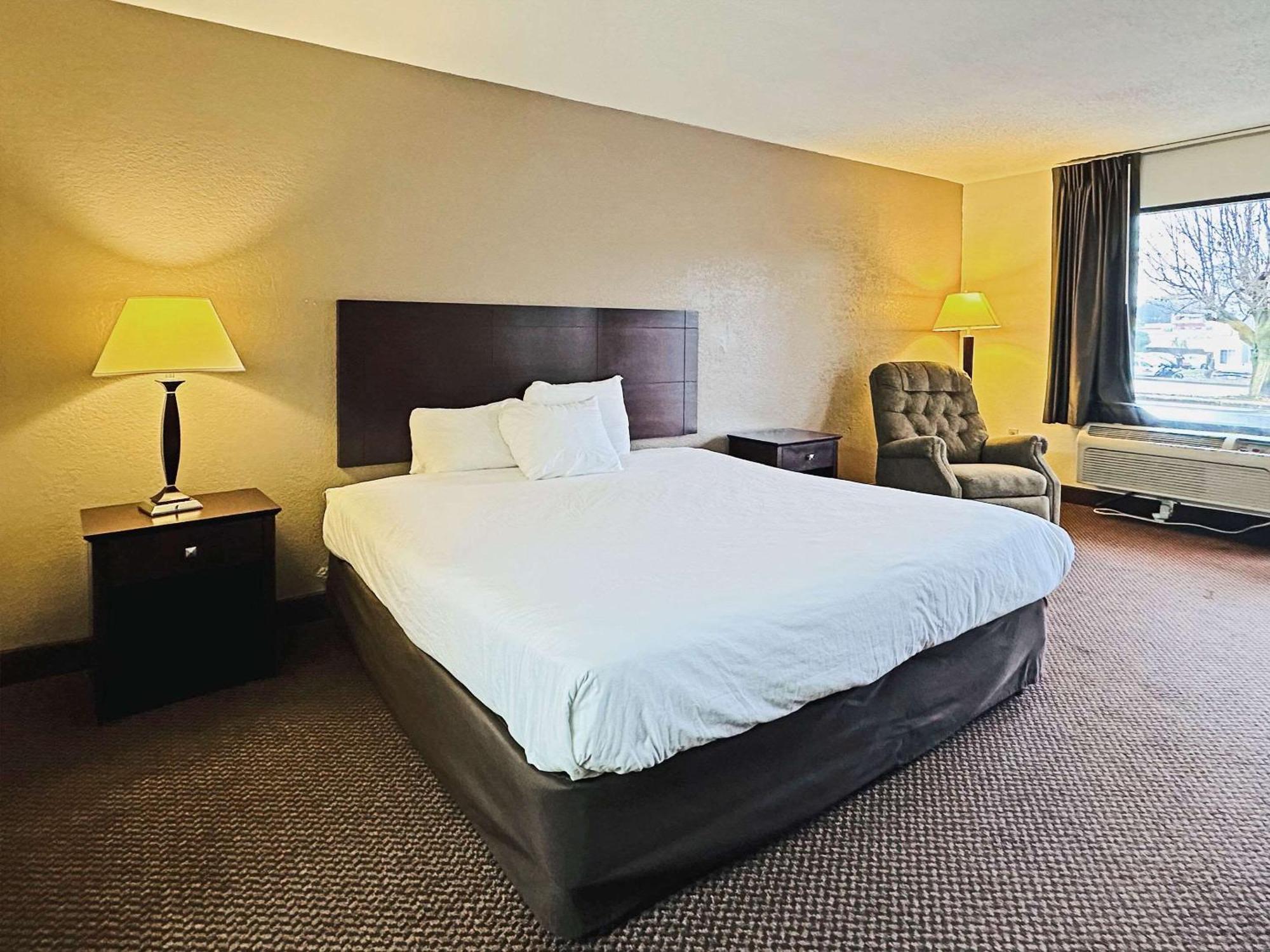 Econo Lodge Канаполис Екстериор снимка