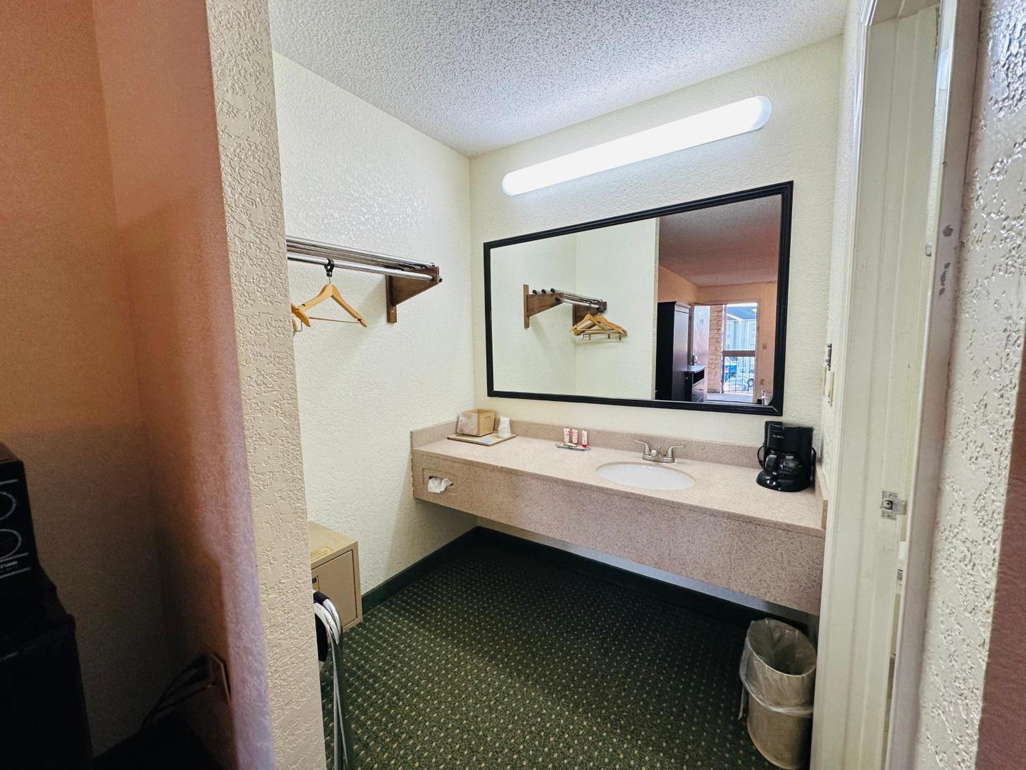 Econo Lodge Канаполис Екстериор снимка