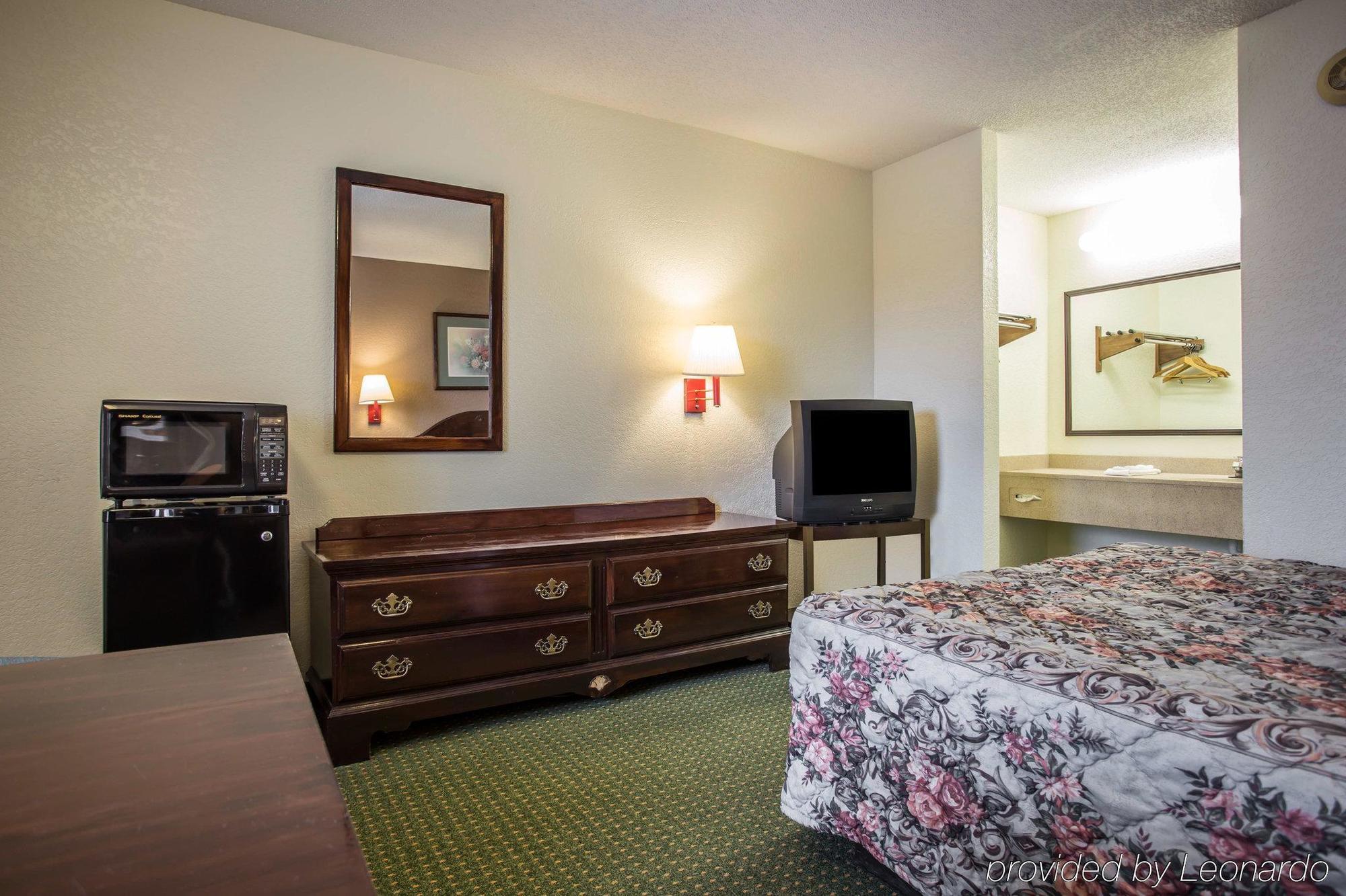 Econo Lodge Канаполис Екстериор снимка