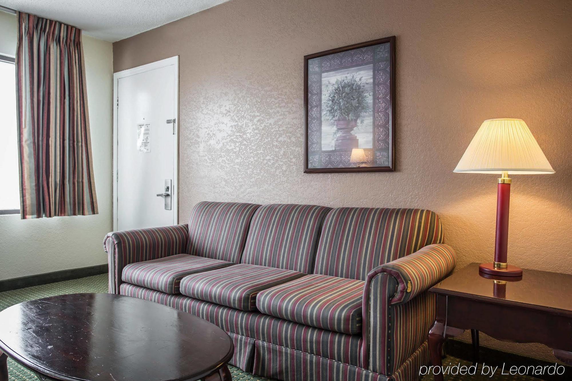 Econo Lodge Канаполис Екстериор снимка