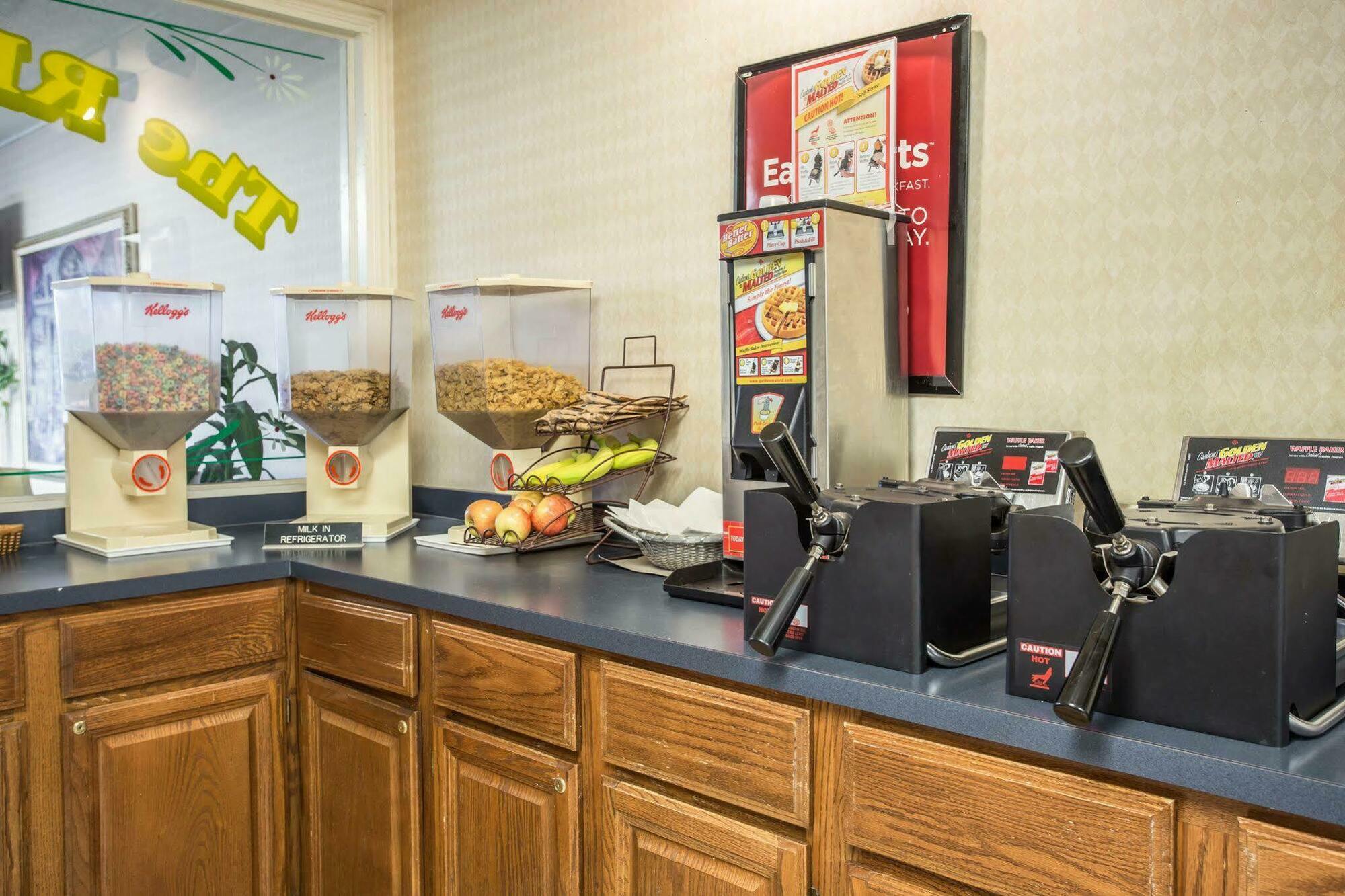Econo Lodge Канаполис Екстериор снимка